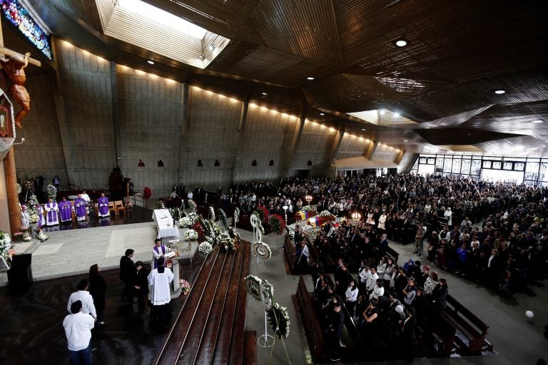 Cientos de personas acompañaron a los familiares del equipo periodístico en la iglesia La Dolorosa del centro norte de Quito (Ecuador).  (Web)