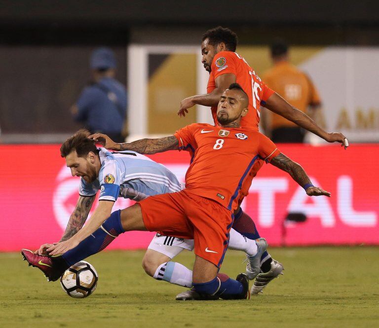 Lionel Messi y Arturo Vidal disputan una pelota durante la final de la Copa América Centenario 2016, disputada en Estados Unidos. EFE/David Fernández