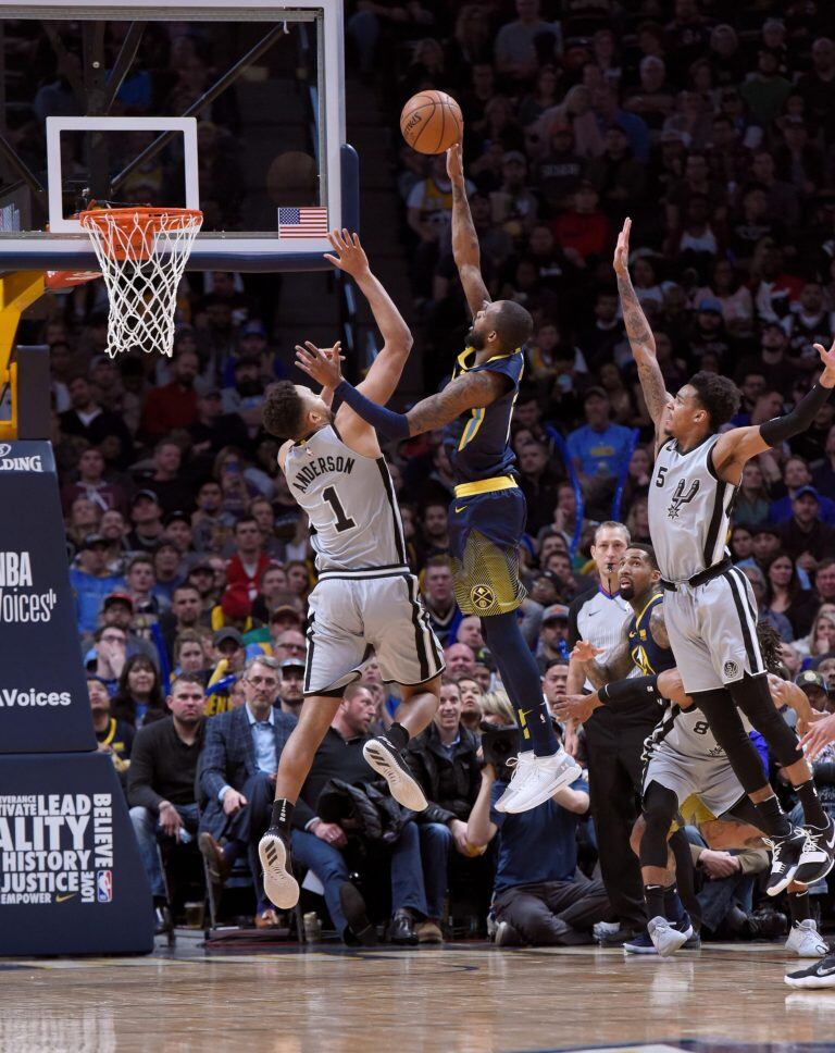 GRAF1008. DENVER (COLORADO), 14/02/2018.- El escolta de los Denver Nuggets Will Barton (c) lanza a canasta ante los jugadores de San Antonio Spurs, Kyle Anderson (i) y Dejounte Murray (d) durante el tercer cuarto del partido de liga regular de la NBA disputado hoy, 13 de febrero de 2018, en el Pepsi Center de Denver. EFE/Todd Pierson