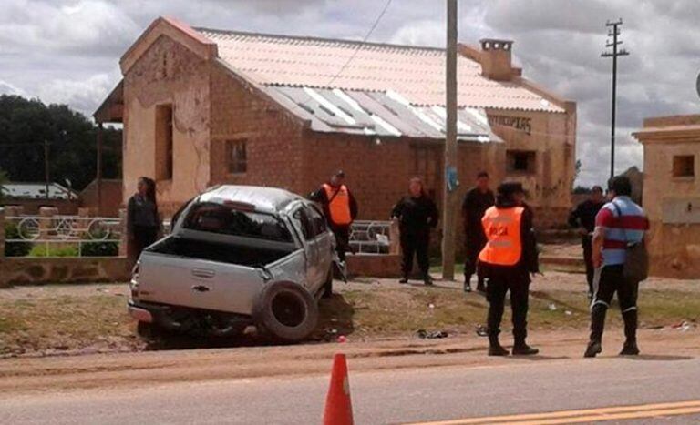 El vehículo de carga en el que se desplazaban los gendarmes quedó en la banquina tras dar varios tumbos.