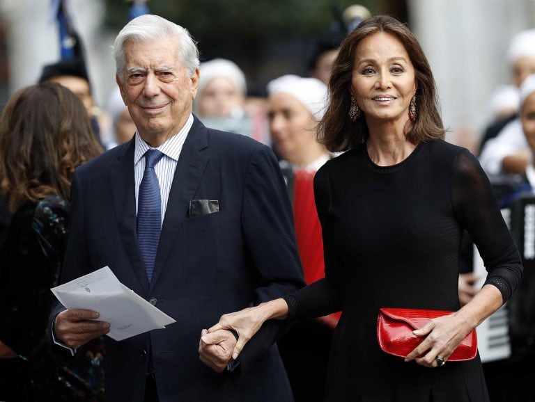 GRAF568. OVIEDO, 19/10/2018.- El escritor peruano Mario Vargas Llosa e Isabel Preysler, a su llegada a la ceremonia de entrega de los Premios Princesa de Asturias celebrada esta tarde en el Teatro Campoamor de Oviedo. EFE/J. L. Cereijido. oviedo españa Mario Vargas Llosa sabel Preysler Premios Princesa de Asturias ceremonia entrega del premio invitados