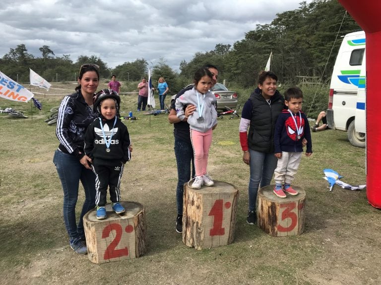 Ganadores competencia  mountain bike Tolhuin, Tierra del Fuego