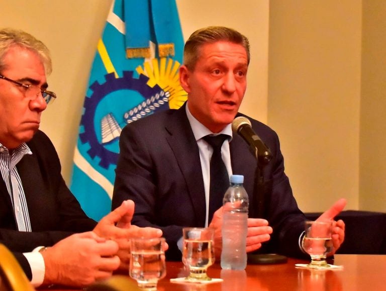 El gobernador Arcioni junto al ministro Coordinador de gabinete Marcial Paz.