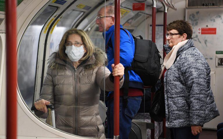 Barbijos en el subte de Londres EFE/EPA/ANDY RAIN