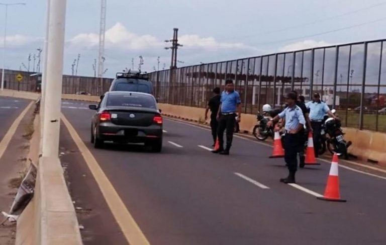 Controles de circulación en el Acceso Sur de Posadas a cargo de la Policía y de agentes de tránsito. (MisionesOnline)