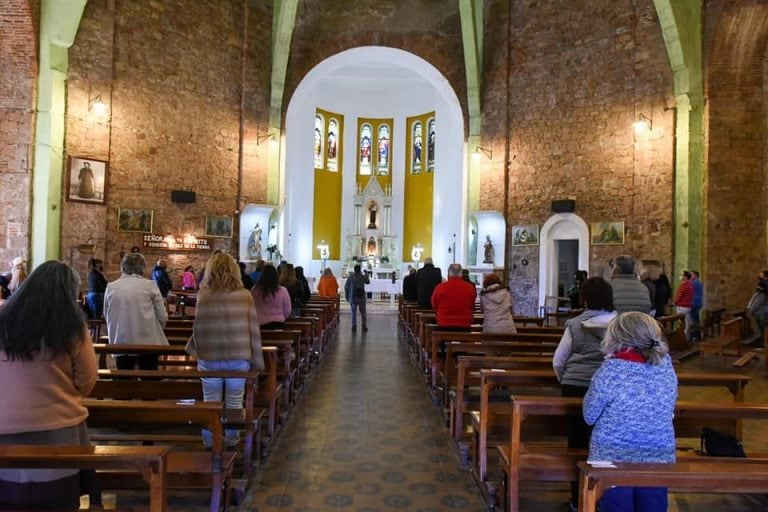 Misa ante una importante concurrencia de vecinos. (Foto: Municipalidad de Capilla del Monte).