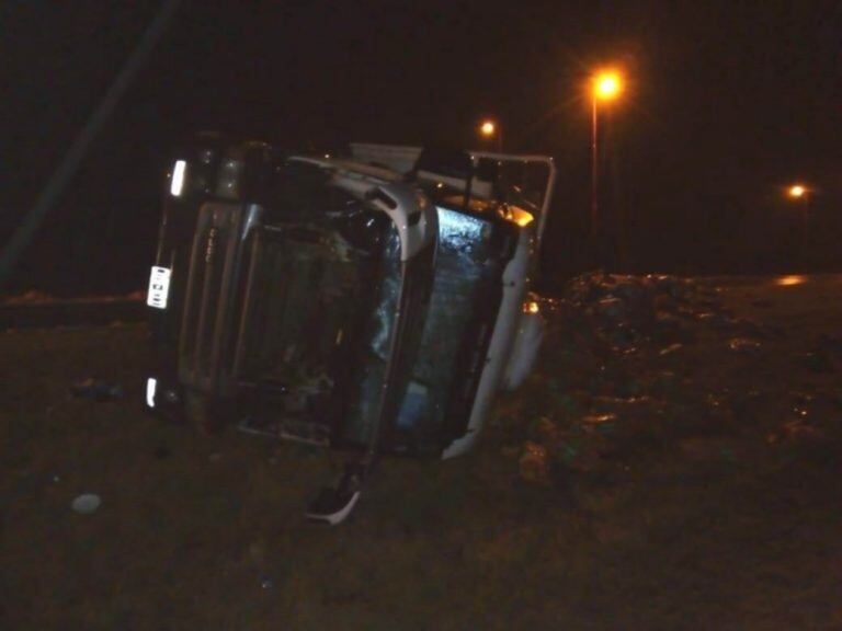 Volcó un camión con verduras en la ruta de San Luis