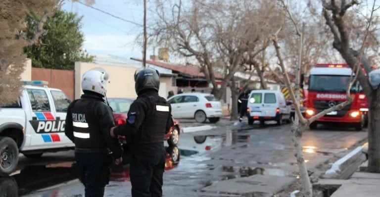 Dos personas murieron en un incendio en el barrio Residencial de Rawson.