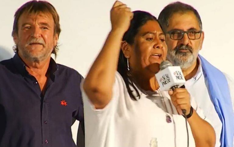 La candidata a diputada nacional Natalia Sarapura, en su encendido discurso esta noche en la plaza Belgrano.