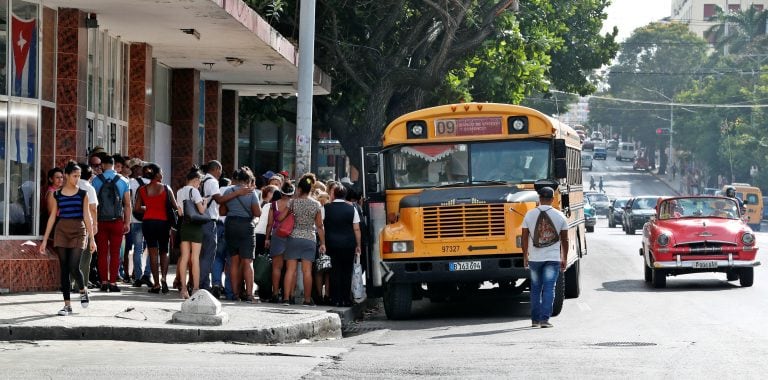 Varias personas hacen fila para subir a un autobús este miércoles, en La Habana (Cuba). Crédito: EFE/Ernesto Mastrascusa.