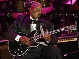 B. B. KING CON SU AMADA GUITARRA LUCILLE.