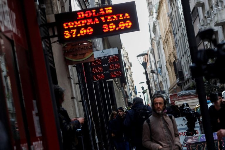 Transeúntes caminan frente a casas de cambio este viernes en el centro de Buenos Aires. La cotización del dólar estadounidense en Argentina cedía hoy algo de terreno, tras las fuertes subidas registradas en las dos últimas jornadas.
El peso argentino se depreció el jueves un 10,72 % frente al dólar estadounidense al cierre del mercado de cambios de Buenos Aires, tras una convulsa jornada en la que, para frenar las abruptas caídas, el Banco Central (BCRA) aumentó del 45 % al 60 % los tipos de interés y vendió 330 millones de dólares. EFE/David Fernández