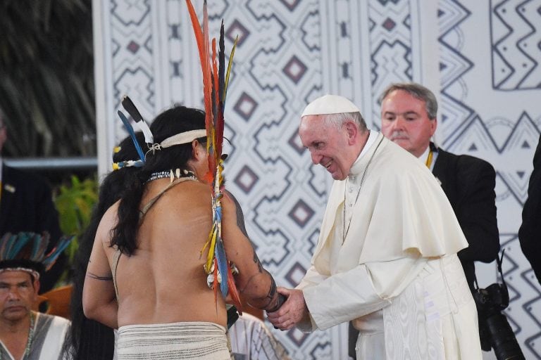 EPA6666. PUERTO MALDONADO (PERÚ), 19/01/2018.- El papa Francisco (c), preside una reunión con representantes de los indígenas en el Coliseo de Madre de Dios, en Puerto Maldonado (Perú) hoy, 19 de enero de 2018. EFE/ Luca Zennaro