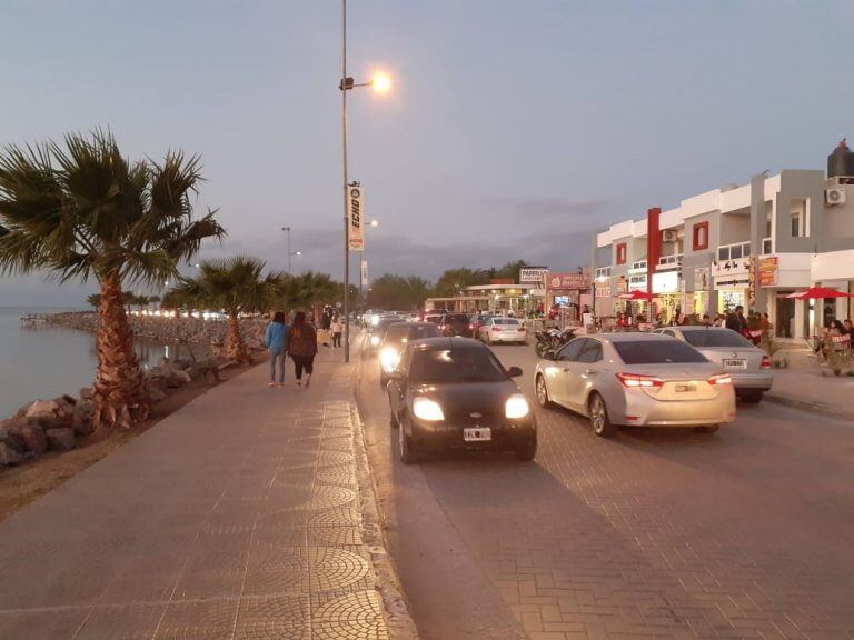 Gente en la costanera de Miramar comercios