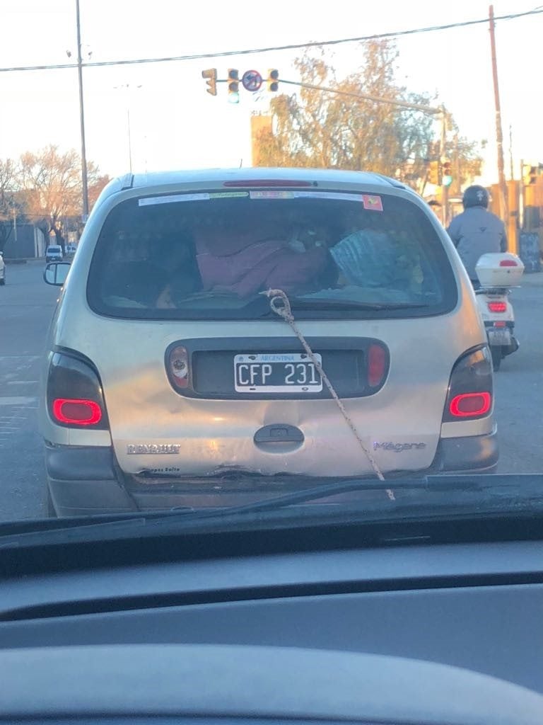 Vehículo con baúl cerrado con soga en Lagos y Segui