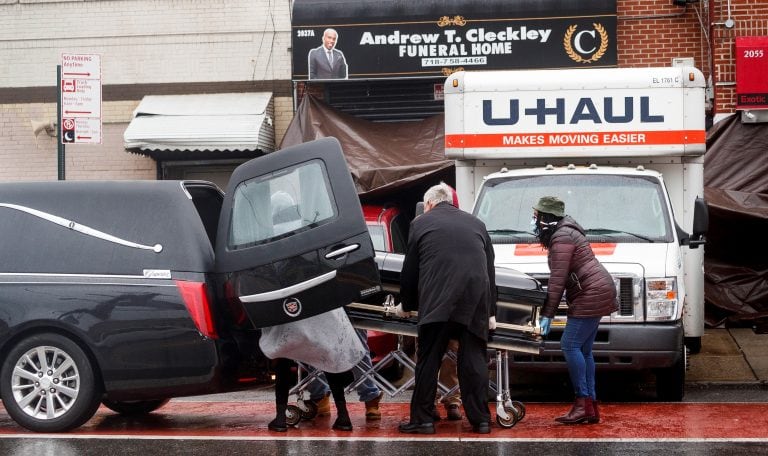 Coronavirus: encuentran en Nueva York un centenar de cadáveres en camiones de mudanza (Foto: Justin Lane/EFE/EPA)