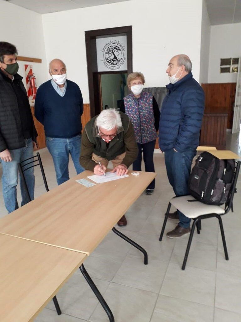 Hugo Fernández en Orense, entrega de subsidios para la obra de cloacas del Centro de Jubilados