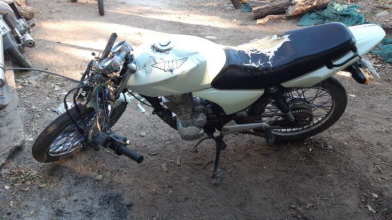 Chocó contra una vaca en Carpintería, San Luis. Fotos: Policía de San Luis/Bomberos Voluntarios de Carpintería.