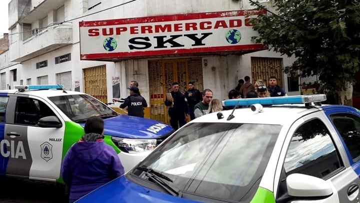 El supermercado Sky era propiedad del padre de uno de los jóvenes asesinados. (Archivo)