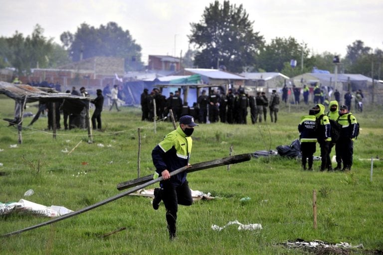 Desalojo de ocupantes que tomaban tierras en la localidad bonaerense de Guernica. (Clarín)