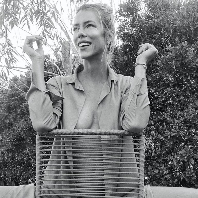 Nicole Neumann y una foto en blanco y negro, donde se la ve sin corpiño, en el jardín de la casa.