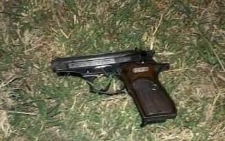 Arma Bersa calibre 22 que habría sido utilizada para la agresión.