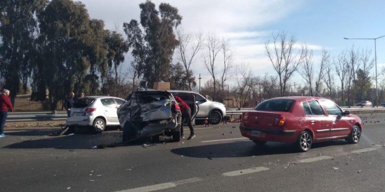 Choque en cadena en el Acceso Sur.