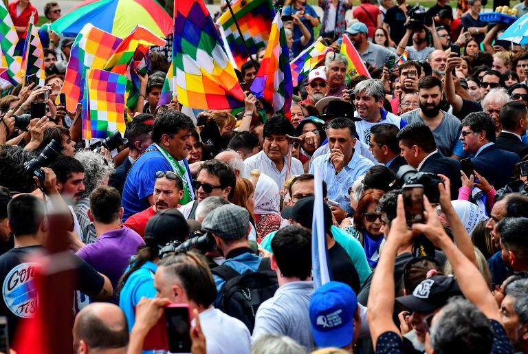 Evo Morales en la Plaza de Mayom hoy recibirá a los dirigentes del MAS en Buenos Aires (Foto: Ronaldo SCHEMIDT / AFP)