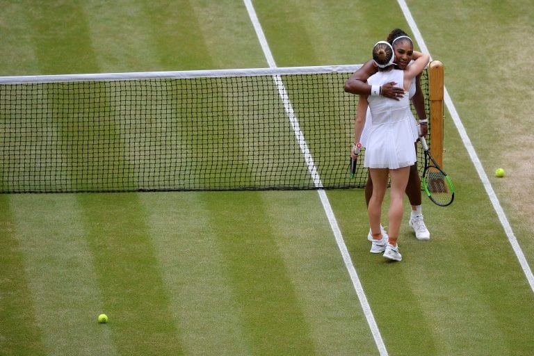 Simona Halep se saluda con Serena tras la obtención del título. Foto: AP/Toby Melville.