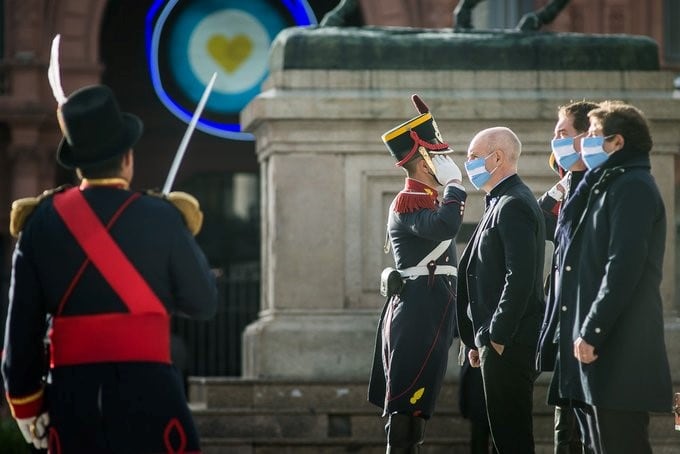 El jefe de Gobierno porteño, Horacio Rodríguez Larreta, participó esta mañana del acto de izamiento de la bandera que se realizó en Plaza de Mayo para conmemorar el Día de la Patria. Lo acompañaron el vicejefe de Gobierno, Diego Santilli, y el secretario general y de Relaciones Internacionales, Fernando Straface. (Fotos: Walter Carrera/GCBA)