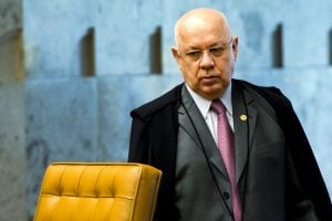 ARCHIVO - El juez Teori Zavascki durante una sesión del Tribunal Supremo brasileño el 18/12/2015 en Brasilia. Un pequeño avión con cuatro pasajeros a bordo, entre ellos Zavascki, uno de los magistrados a cargo de la investigación anticorrupción "Lava Jato