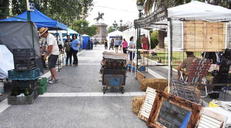 Desde este miércoles se realiza la Feria del Regalo en la Plaza San Martín (El Diario)