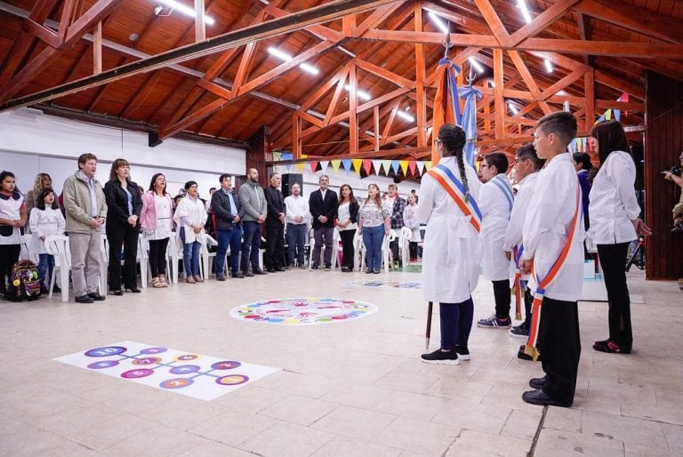 Melella presenció el acto oficial de inicio del ciclo lectivo 2020 en la escuela Nº 5 de Tolhuin