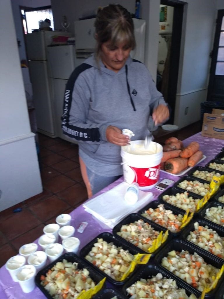 También reparten alimentos que ellos mismos preparan