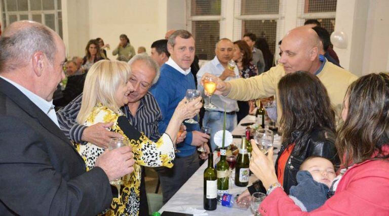 Momento del brindis de Nelli Otamendi con Marcelo Mason, secretario municipal (Vía Santa Rosa)