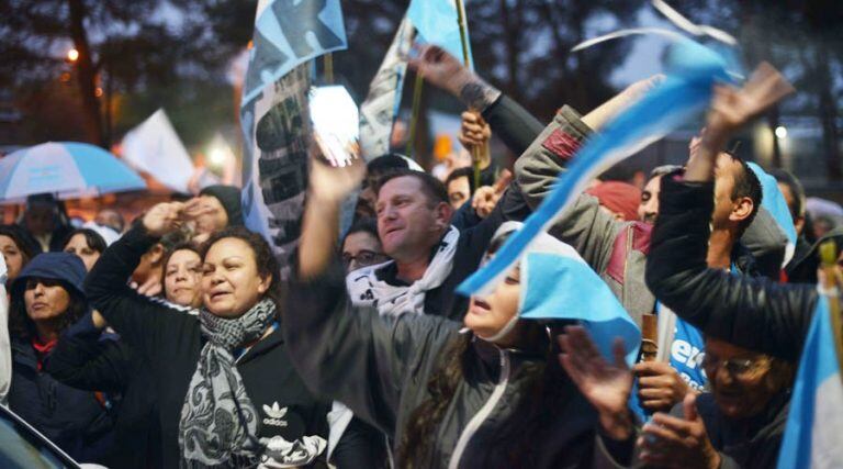 La gente se agolpaba para manifestarle su apoyo (Vía Santa Rosa)