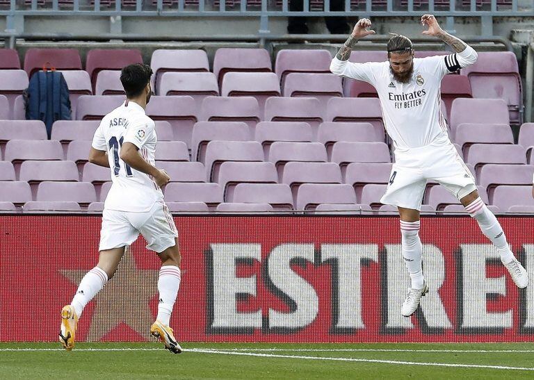 Para hacer un cuadrito: la secuencia de Sergio Ramos anotando frente a un Barcelona frío y vacío como las gradas del Bernabeu. (EFE/ Andreu Dalmau)