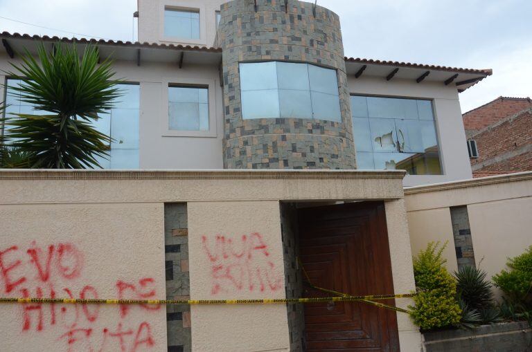 Vista de la casa del expresidente boliviano Evo Morales luego de que fuera saqueada por un grupo de personas, el 11 de noviembre de 2019. Crédito: STR / AFP.