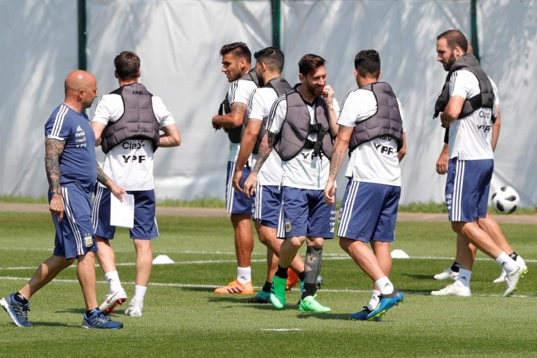 Jorge Sampaoli y parte del plantel durante el entrenamiento del sábado (Foto: Ricardo Mazalan/AP)