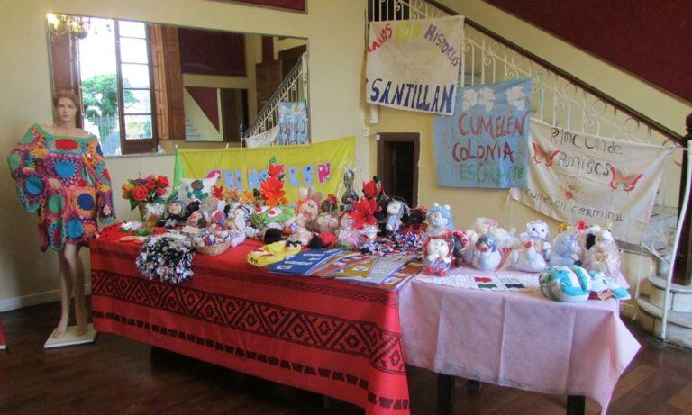 Exposición de manualidades, en el hall del Teatro (Vía Santa Rosa)