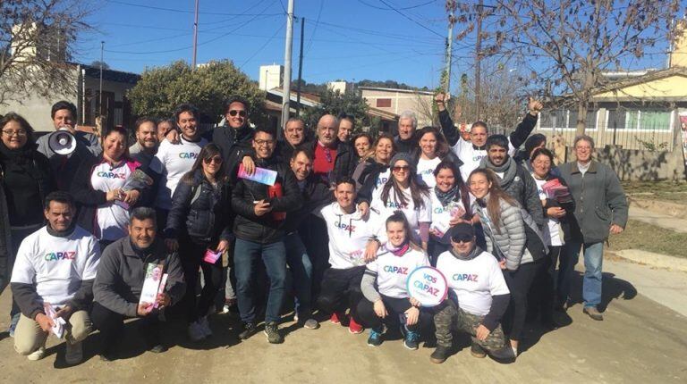 Carlos Felpeto junto a militantes y equipo de trabajo.