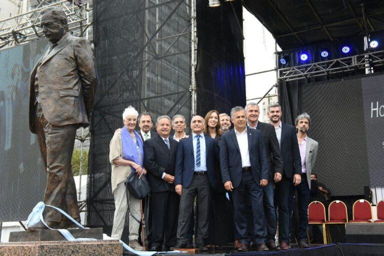 La estatua de Alfonsín mide más de dos metros.