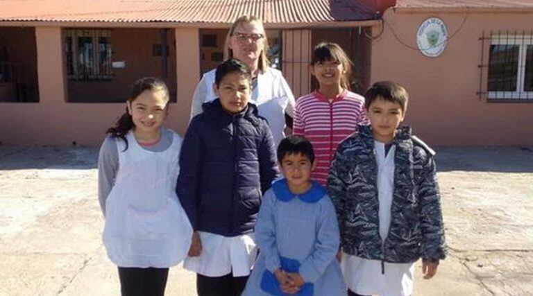 La directora Silvia Domke, junto a algunos de sus alumnos (La Web de Winifreda)