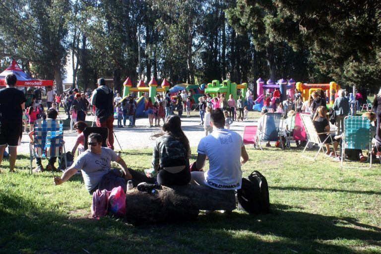 Necochenses disfrutando del fin de semana largo en el Parque Miguel Lillo.