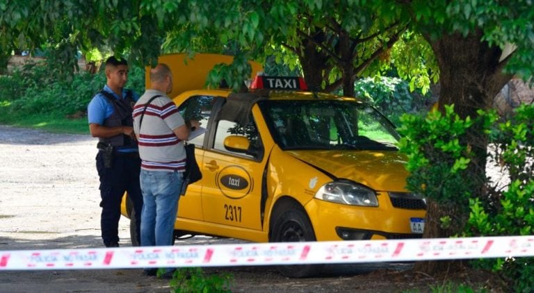 Un taxista encerrado en el baúl de su auto.