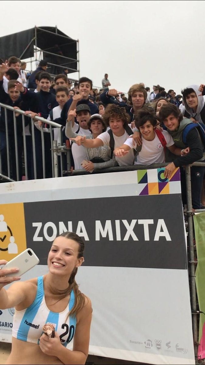 La pivot se sacó una foto con los hinchas en la zona mixta. (@rosario_2019)