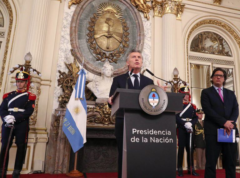 Fotografía cedida que muestra al presidente Mauricio Macri, mientras presenta el proyecto de ley del Código Procesal Civil y Comercial junto al ministro de Justicia y Derechos Humanos, Germán Garavano, en la Casa Rosada de Buenos Aires. Crédito: EFE/ Presidencia Argentina.