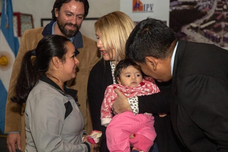 Entrega de viviendas vecinos Barrio Colombo