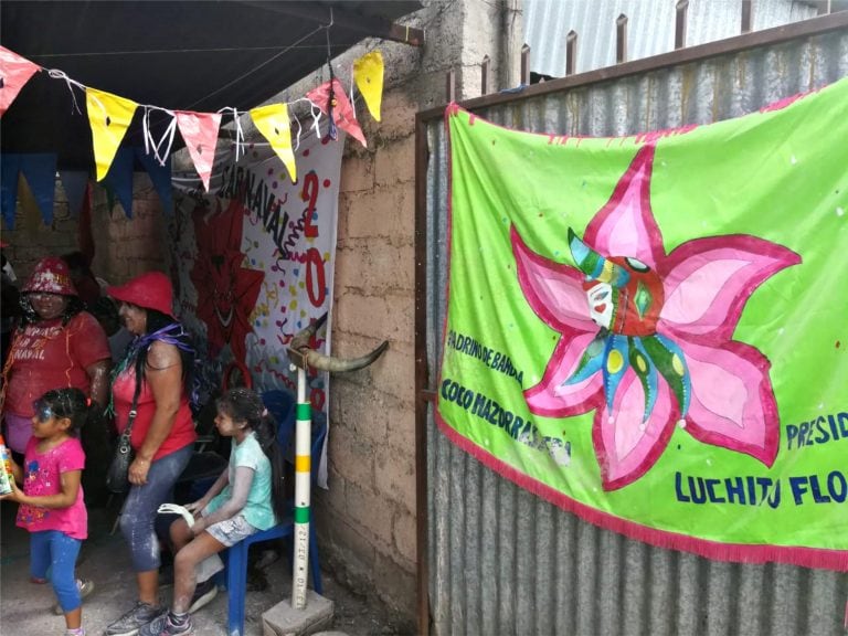 Las tradicionales banderas de las comparsas jujeñas identifican el escenario de los festejos previos y en los días de carnaval presiden los pasacalles y bailes de la agrupación.