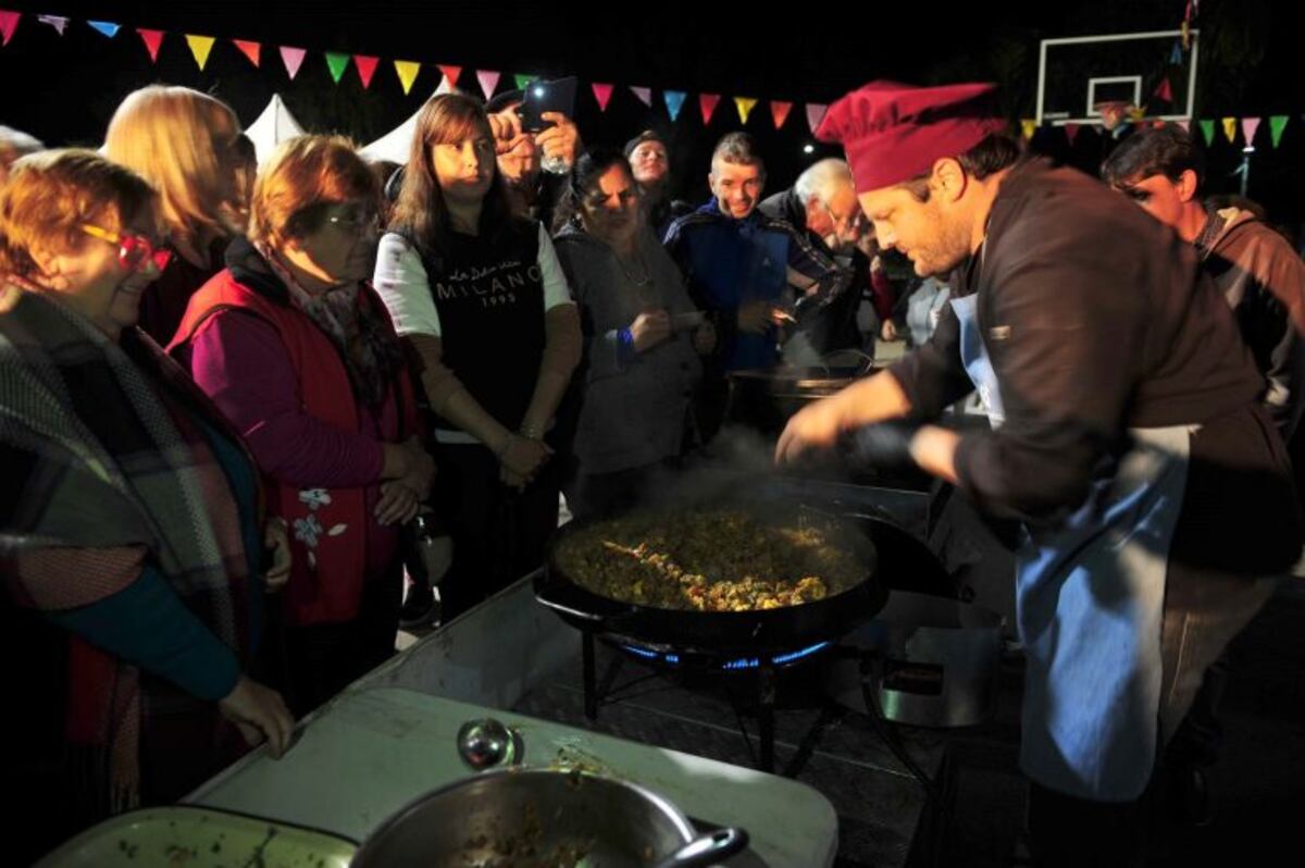 "Una empanada y una cazuela" los platos típicos de mi pueblo